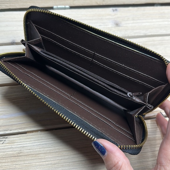 ELIMPAUL Black Vegan Leather Zip Wallet - Reduced shipping! - Picture 2 of 8